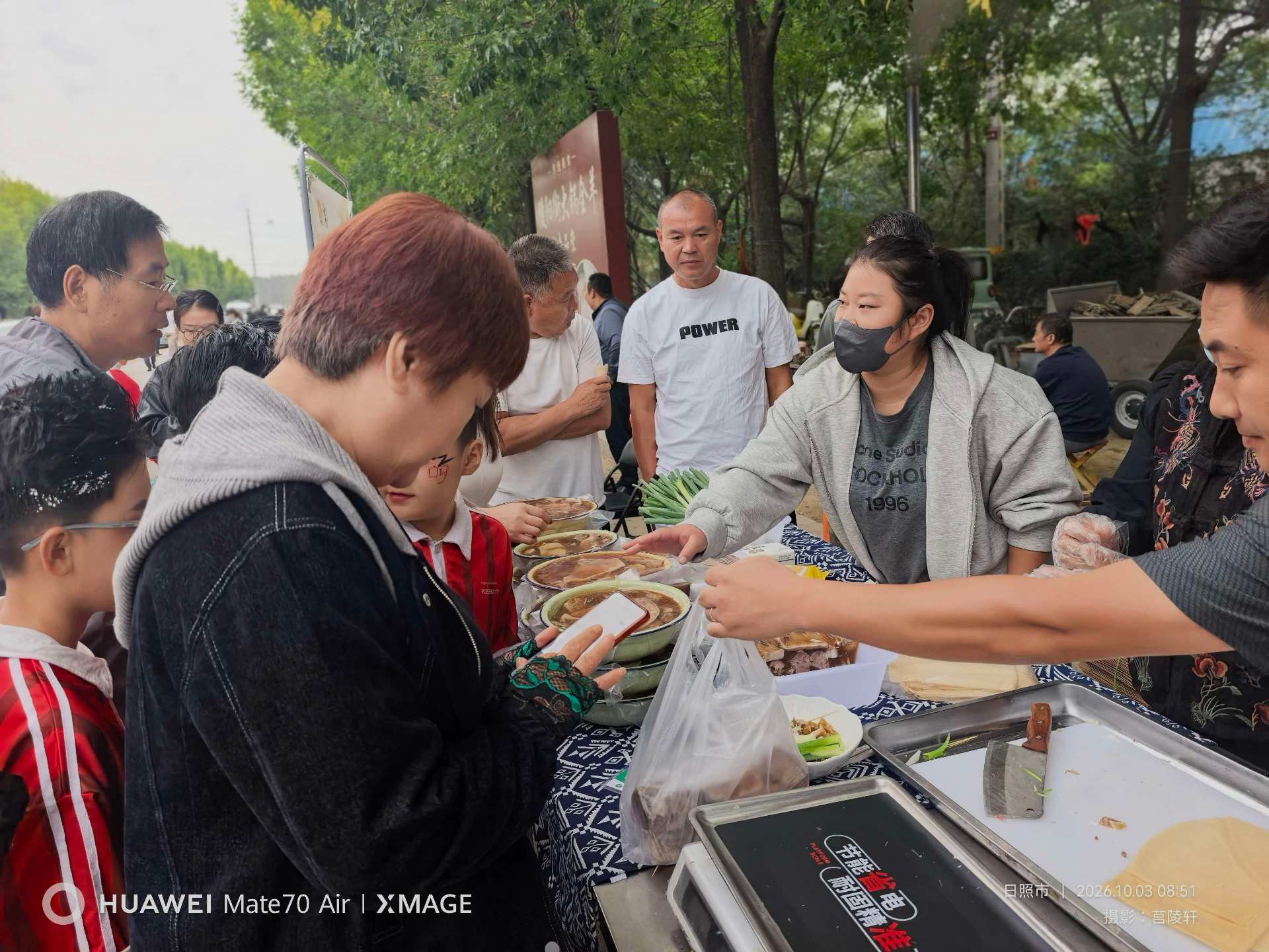 市集摊位选购现场